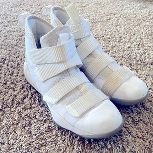 Lebron basketball shoes